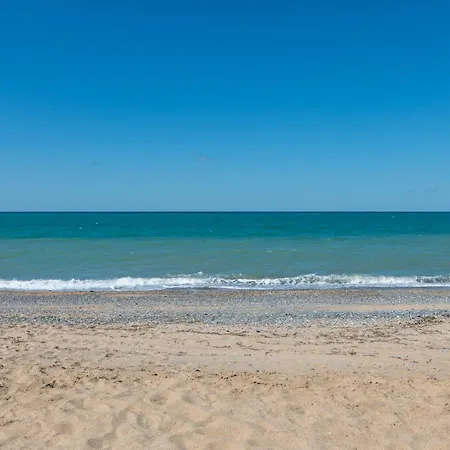 Holiday Beach Hotel *